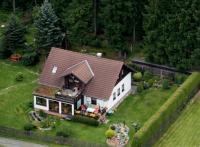 Ihre Ferienzimmer. Im Obergeschoß unseres Hauses warten 3 Ferienzimmer mit Dachterrasse und Wellnessgarten auf Sie - wir freuen uns auf Sie!
