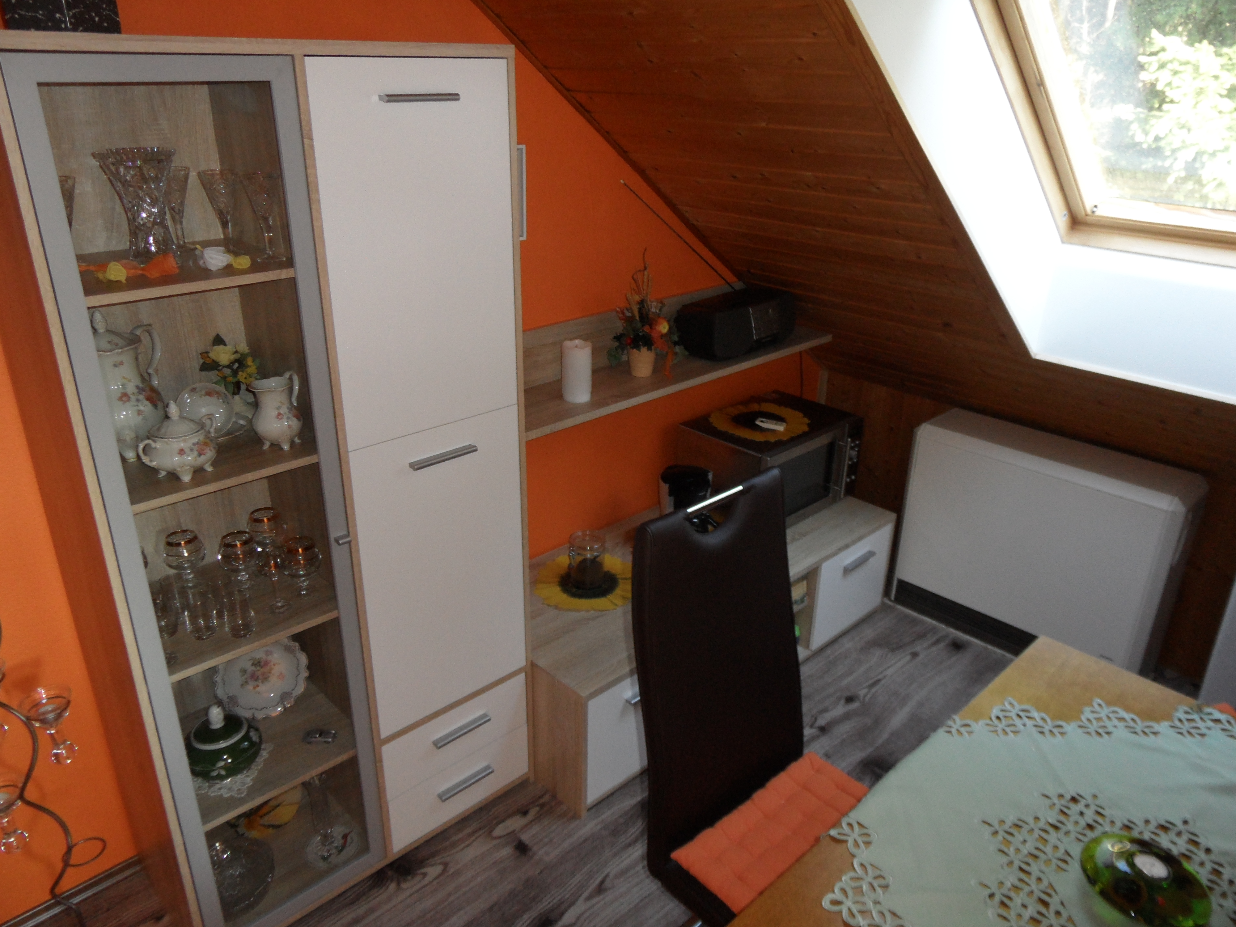 Eßplatz für maximal 3 Personen in einem kleinen separatem Zimmer